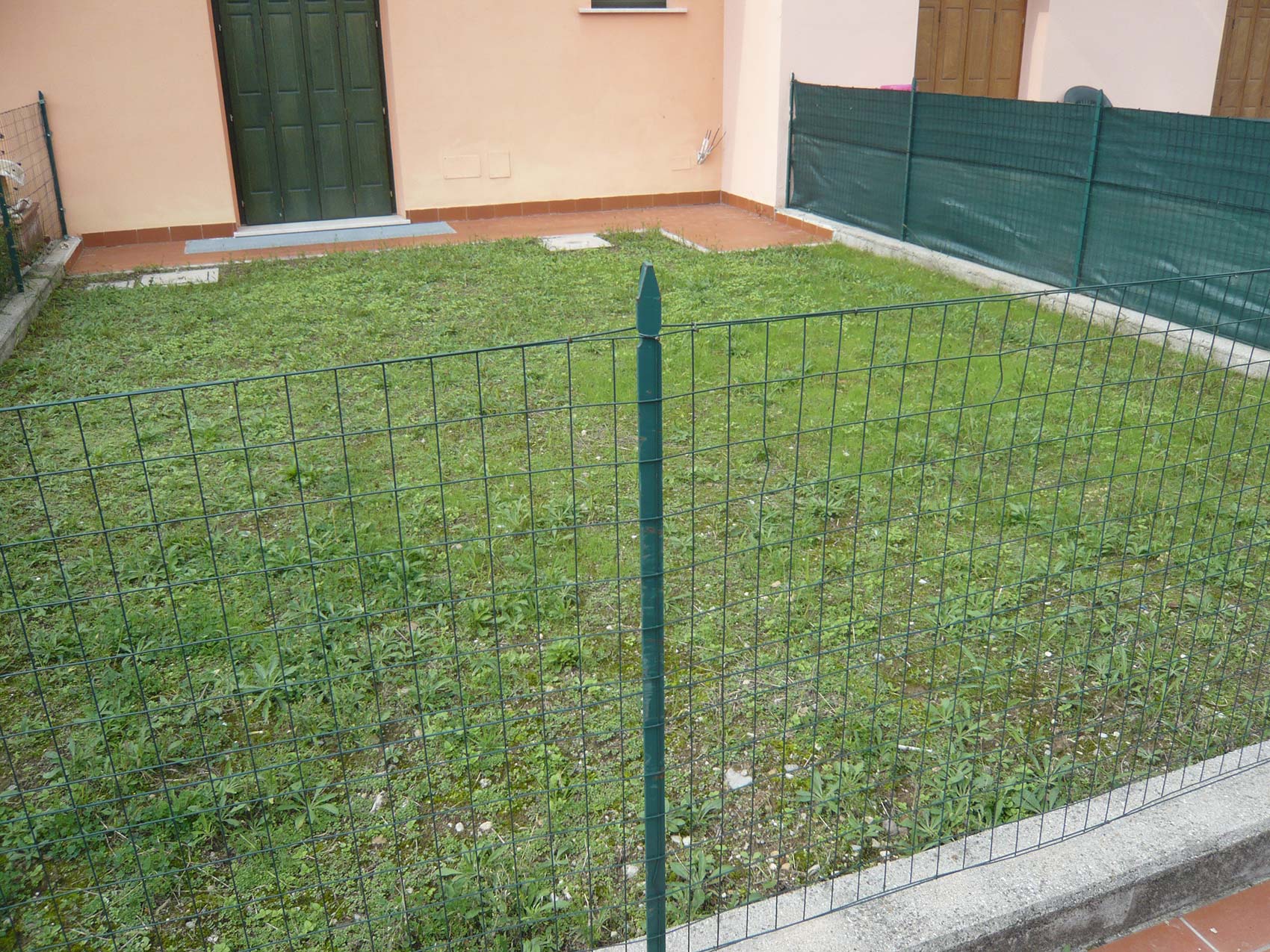 verifica del cantiere. Nessuna possibilità di utilizzare mezzi meccanici per la lavorazione del terreno per problemi di accesso e oltre tutto è un giardino ‘pensile’