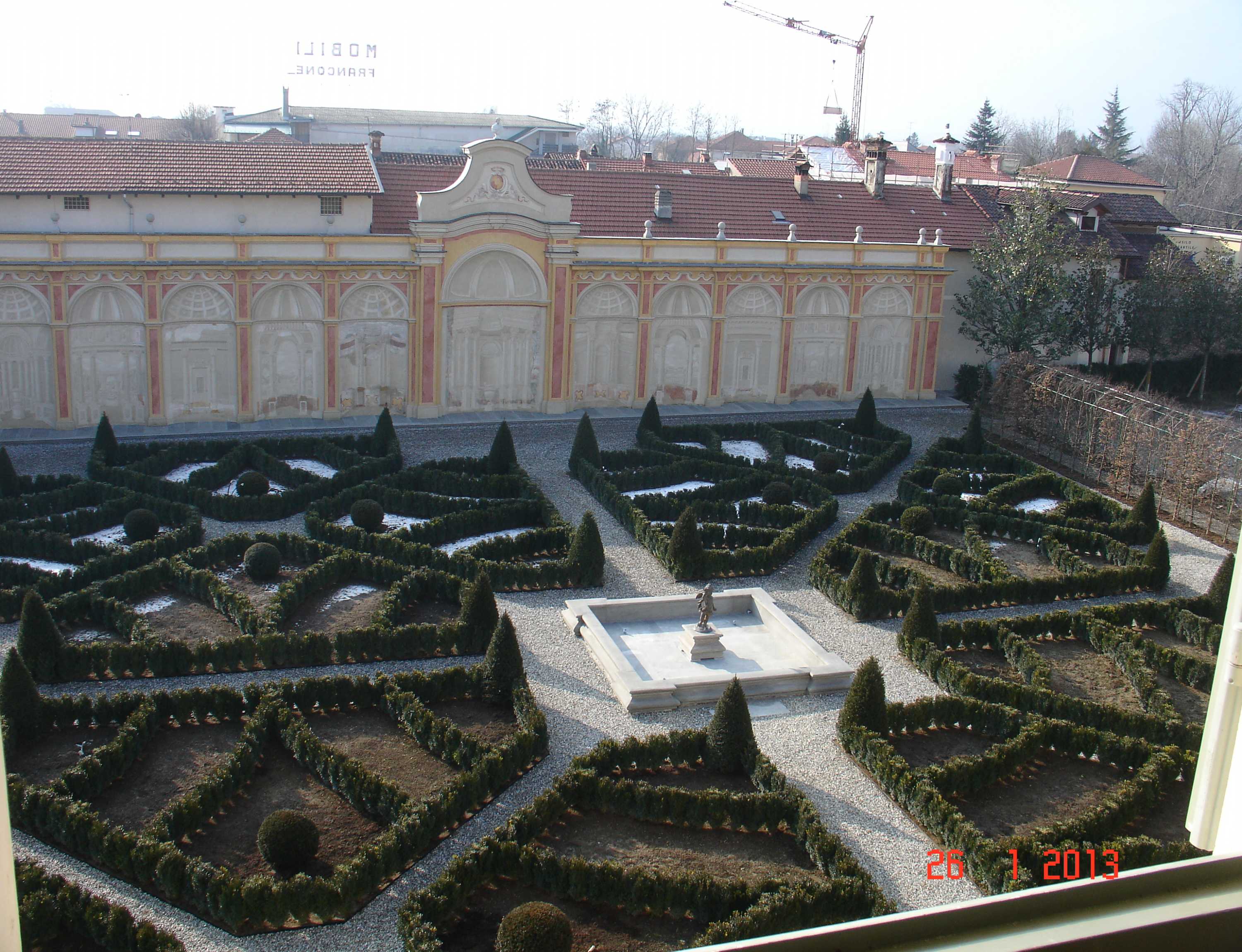 Castello di Grosso - giardino all'italiana fronte castello