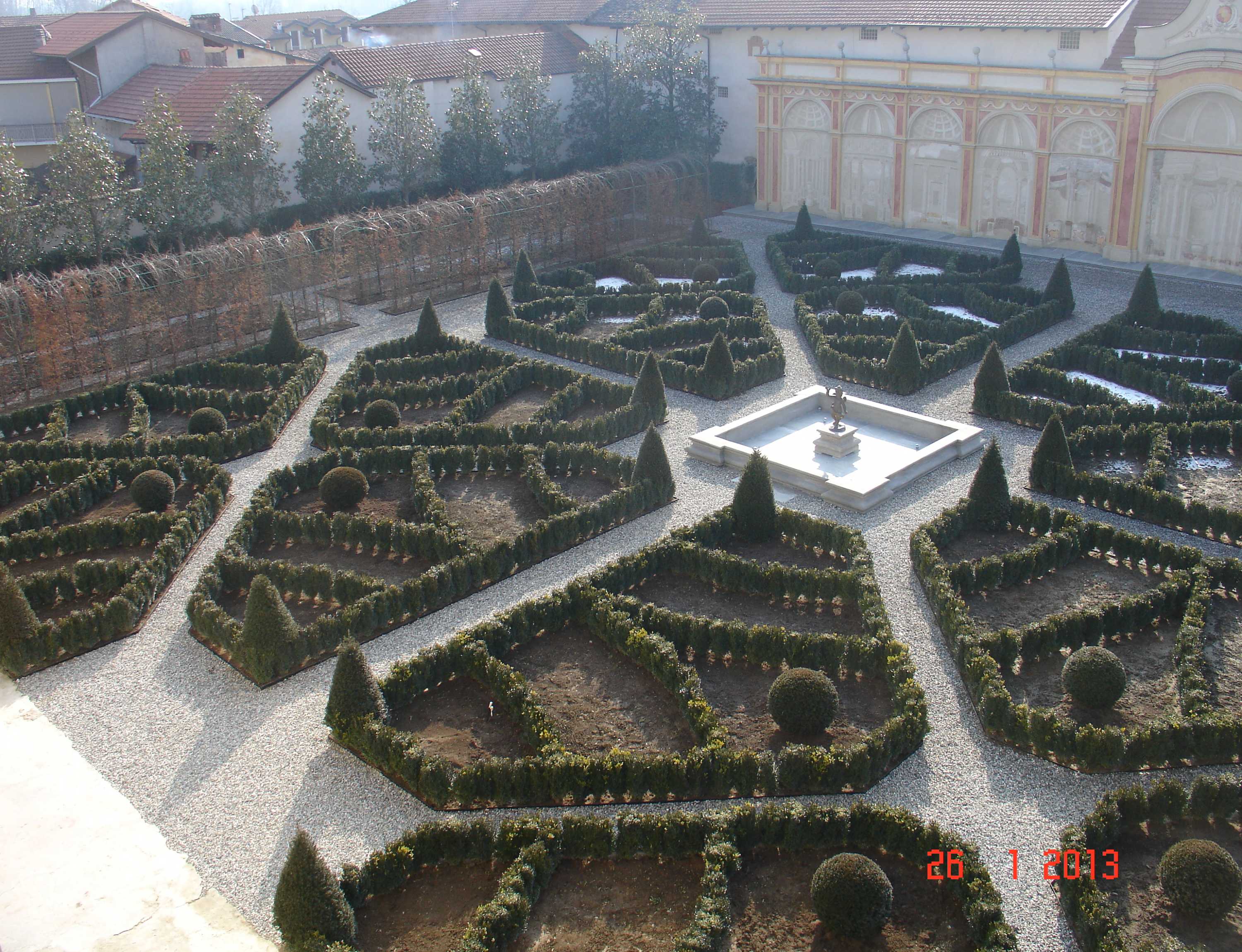 Castello di Grosso - giardino all'italiana fronte castello