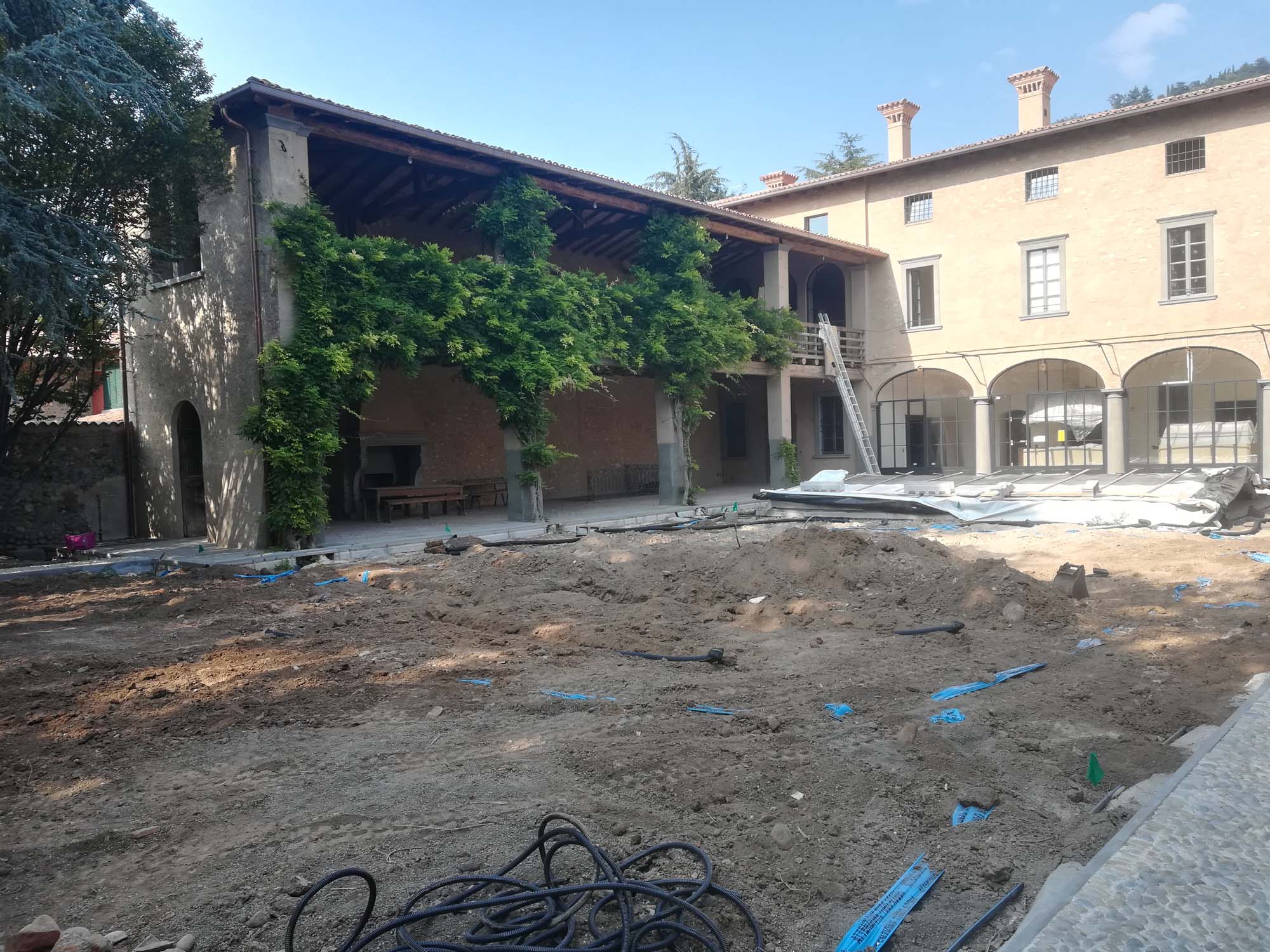 lavorazione, livellamento e sistemazione del terreno - Giardino palazzo storico in Franciacorta