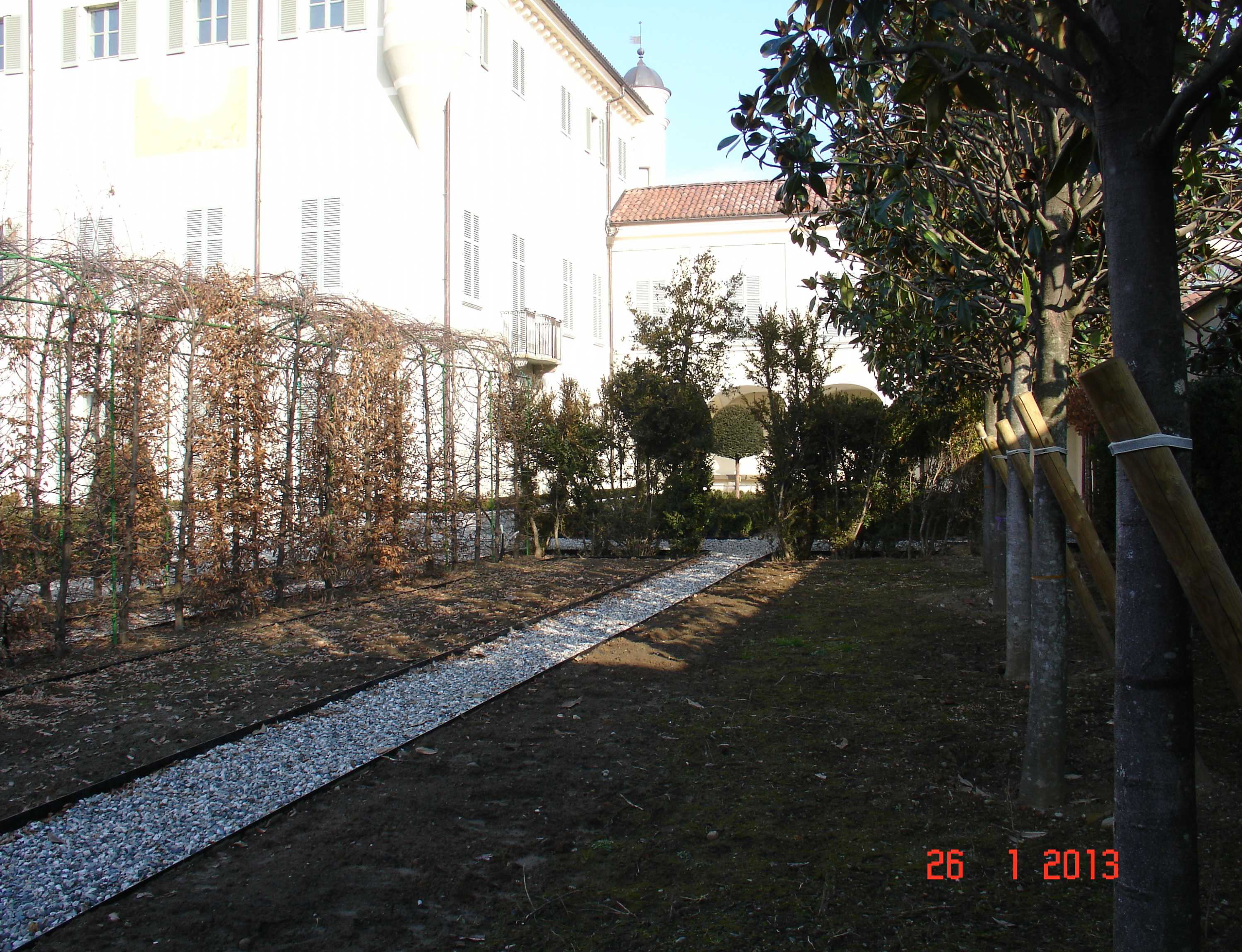 Castello di Grosso - Aiuole laterali al giardino all'italiana