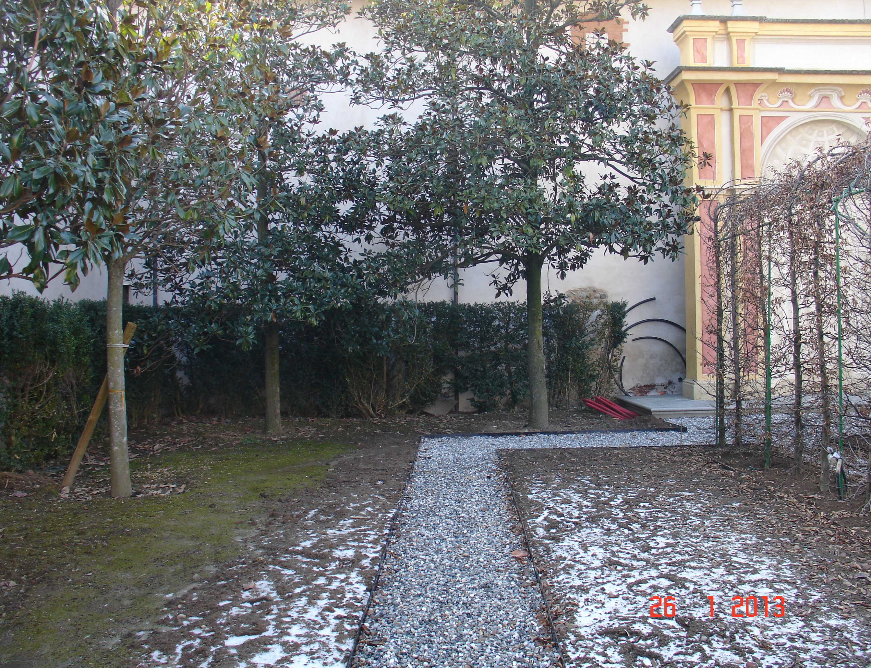 Castello di Grosso - Aiuole laterali al giardino all'italiana